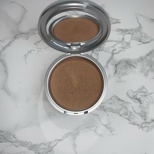 theBalm Makeup - THE BALM BETTY LOU-MANIZER HIGHLIGHTER theBalm Makeup - THE BALM BETTY LOU-MANIZER HIGHLIGHTER
